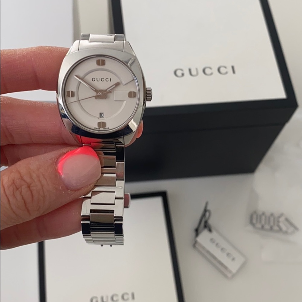 Women’s Gucci 29mm bracelet watch 💯 - Picture 2 of 6